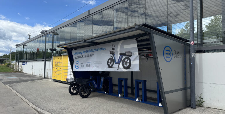 Station der flex e-base beim Bahnhof Klagenfurt West am Eröffnungstag