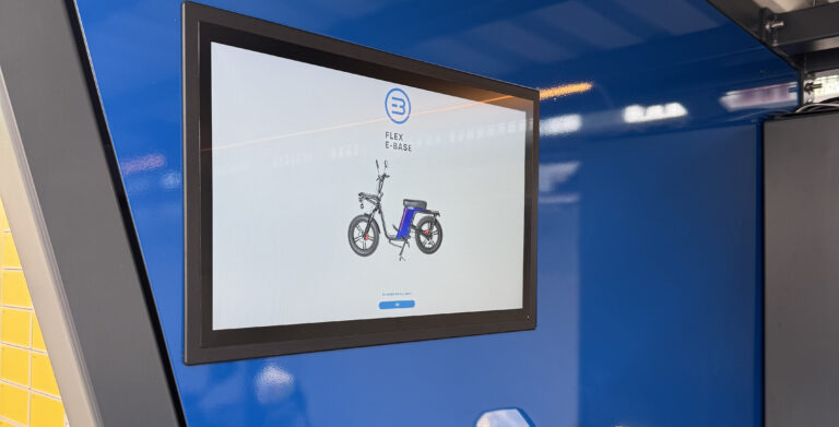 Verleihterminal der flex e-base mit Auswahl der E-Lastenräder am Bildschirm