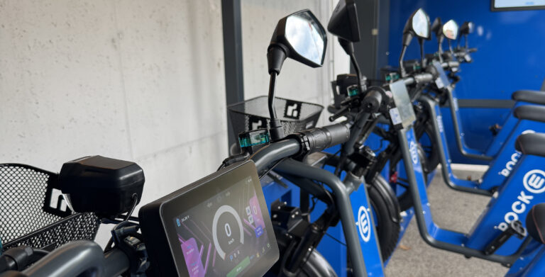 Display am Lenker eines E-Lastenrads der flex e-base