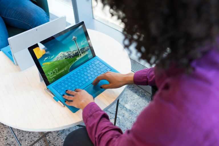 Person arbeitet am Laptop