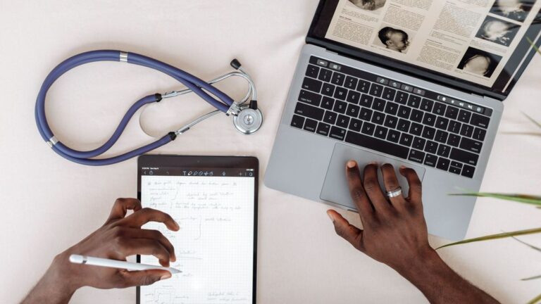 Stethoskop, Tablet und Laptop in der Praxis
