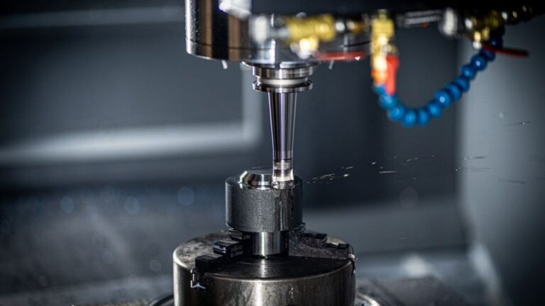 CNC-Maschine bei der Bearbeitung eines Werkstücks