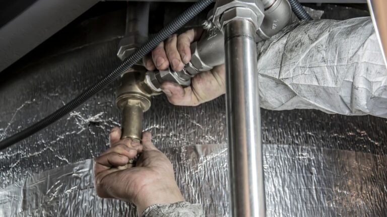 Installateur bei der Arbeit an einer Wasserleitung