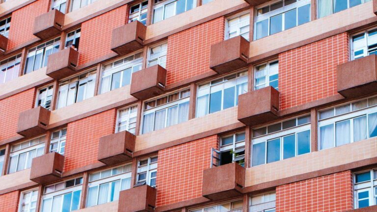 Fassade eines Wohnhauses mit Balkonen