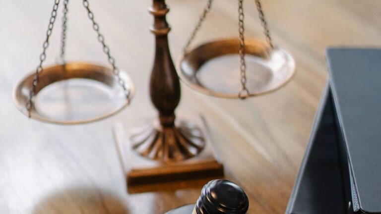 Waage der Justitia auf dem Kanzleitisch