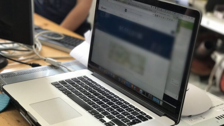 Laptop auf dem Schreibtisch mit geöffneter Eingabemaske während der Bearbeitung eines Vorgangs