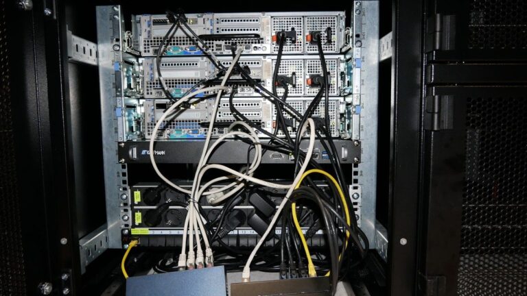 Server und Verkabelung im eigenen Rack von IT Kaufmann, Betrieb ohne Cloud