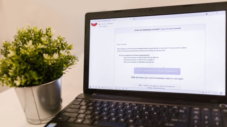 Laptop mit geöffnetem E-Mail-Postfach auf dem Schreibtisch