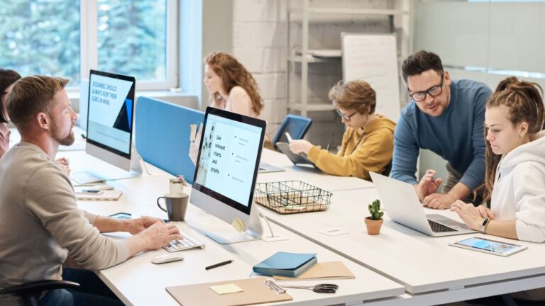 Mehrere Mitarbeiter an ihren Computern im Büro