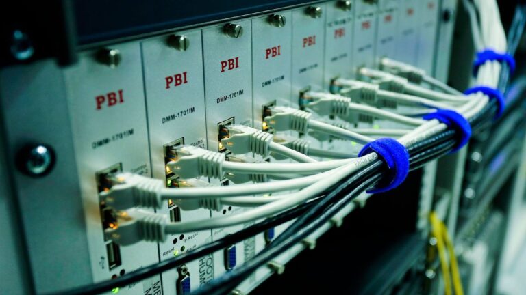 Netzwerkkabel im Switch des eigenen Netzwerks