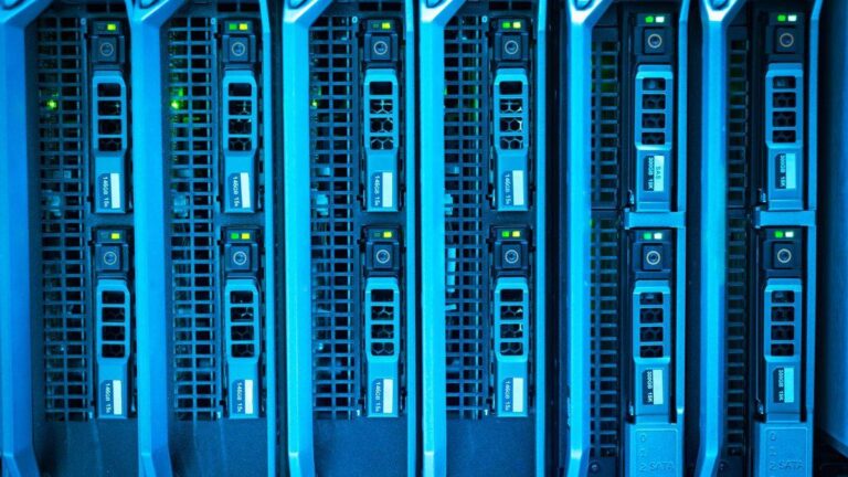 Server im Rechenzentrum, blau beleuchtet