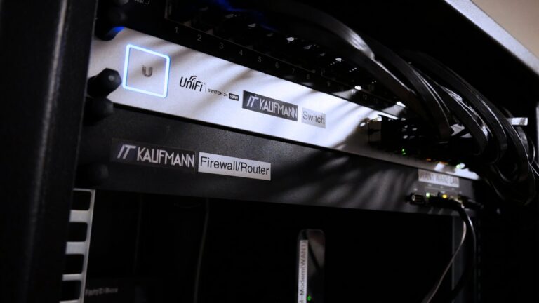 Firewall, Router und Switch von IT Kaufmann im Netzwerkschrank beim Kunden