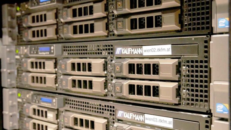 Server von IT Kaufmann im Rechenzentrum, beschriftet mit den eigenen Hostnamen