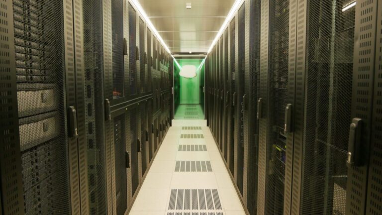 Gang zwischen den Serverschränken im Rechenzentrum, in dem Zammad betrieben wird