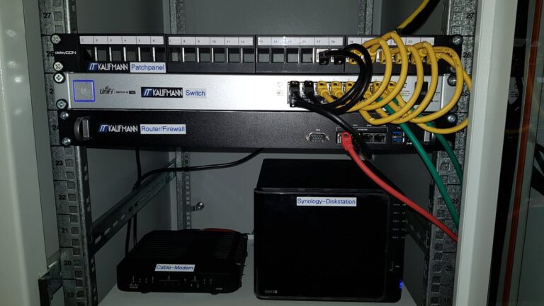 Patchpanel, Switch und Firewall von IT Kaufmann im Netzwerkschrank eingebaut und beschriftet