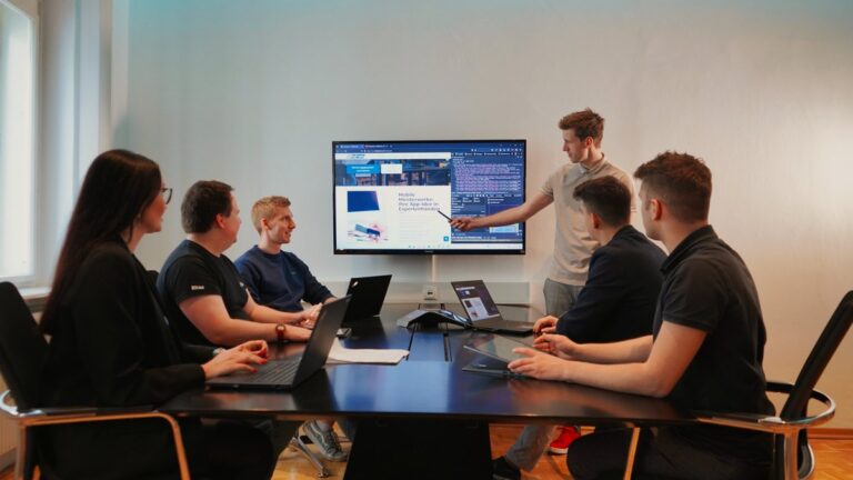 Schulung des Teams am großen Bildschirm im Besprechungsraum von IT Kaufmann