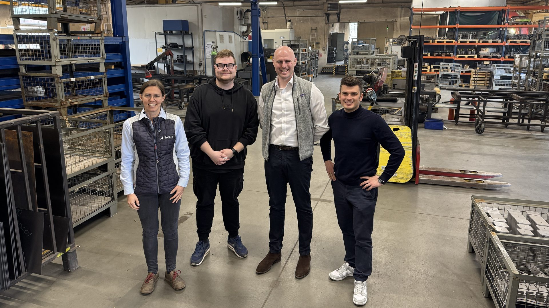 Startseite 9 Team von IT Kaufmann beim Kundenbesuch in einer Produktionshalle