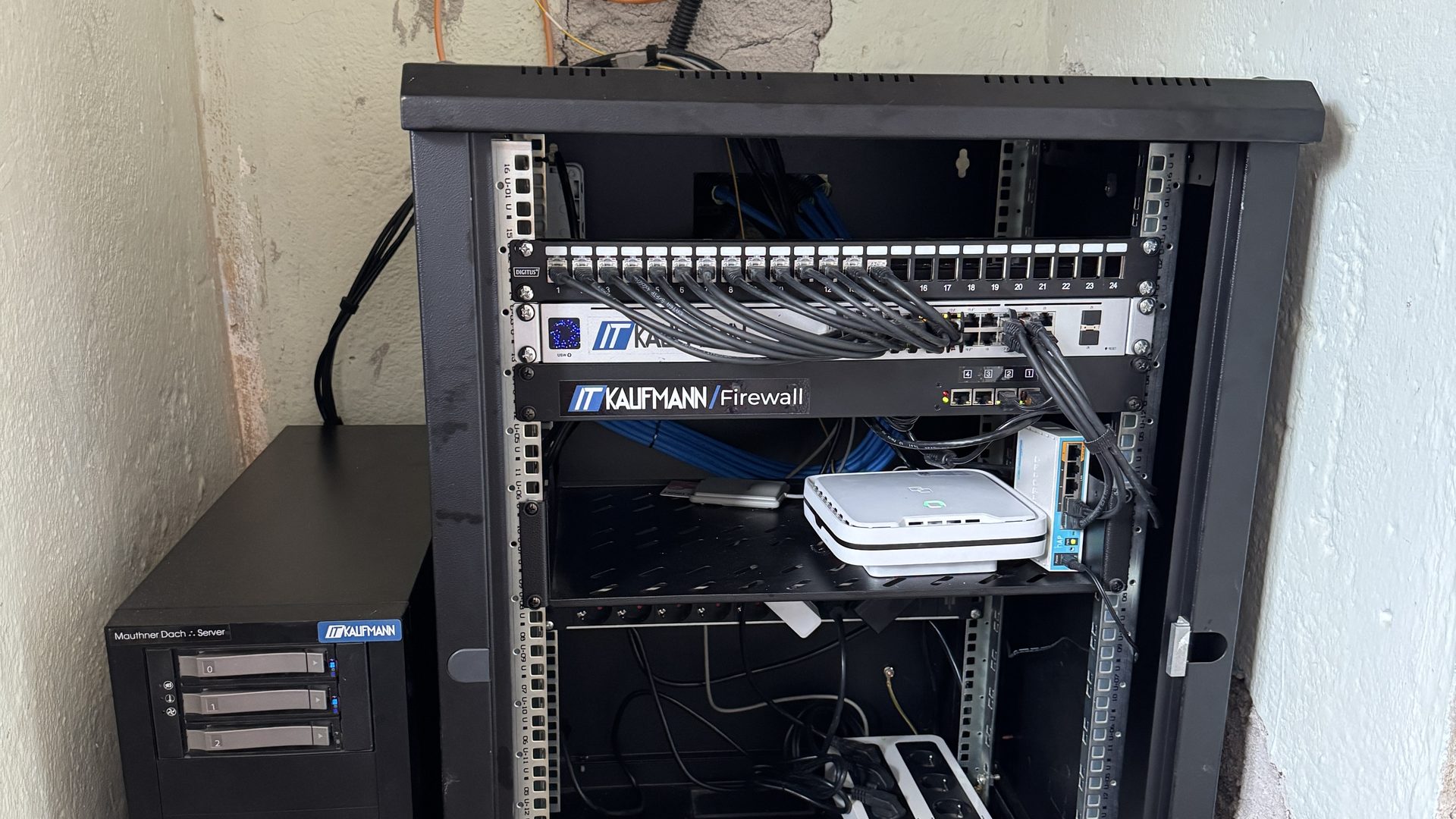 Startseite 12 Von IT Kaufmann eingerichteter Serverschrank mit Firewall beim Kunden