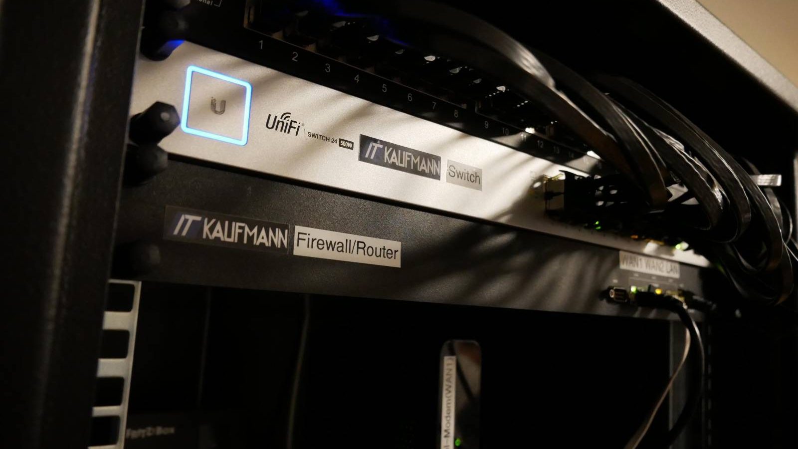 Startseite 11 UniFi-Switch und Firewall von IT Kaufmann im Serverschrank